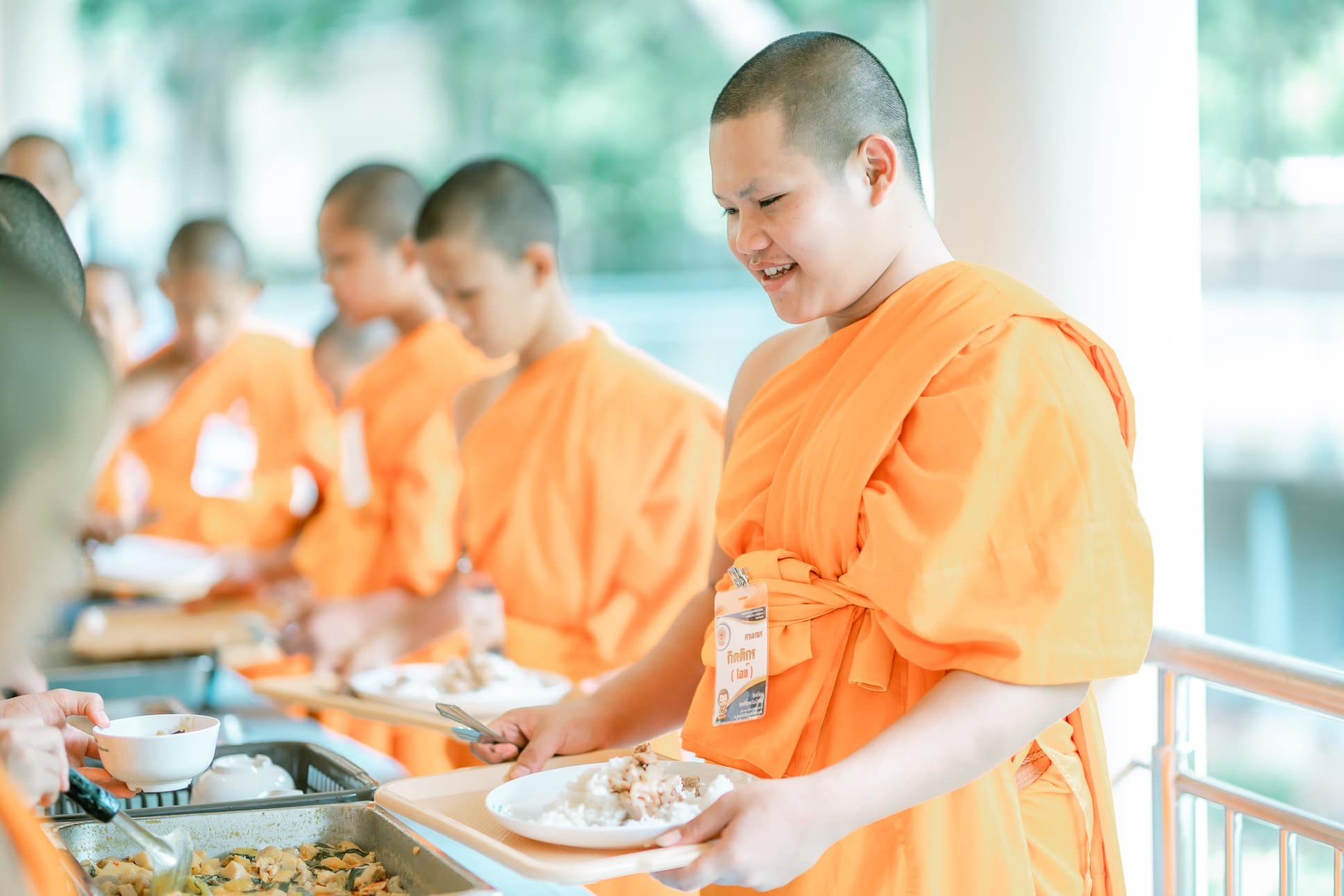 พระภิกษุฉันภัตตาหาร